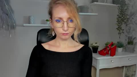 Snapshot of cinderellamoon chatting on February 26, 6:34 am Cinderella online show from February 26, 6:34 am