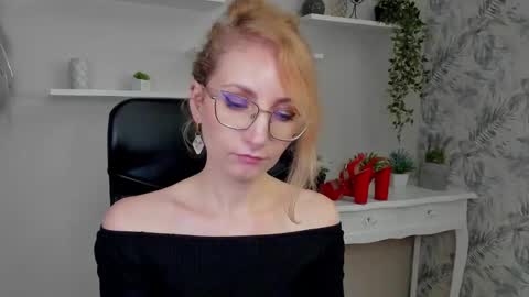 Snapshot of cinderellamoon chatting on February 27, 6:35 am Cinderella online show from February 27, 6:35 am