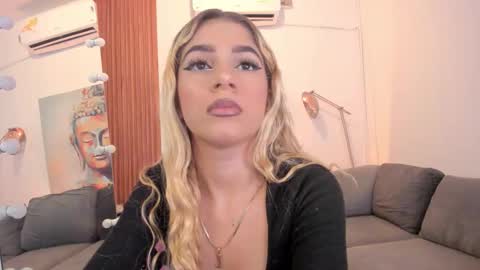 Snapshot of cinnia_ chatting on December 18, 10:54 am Cintia online show from December 18, 10:54 am