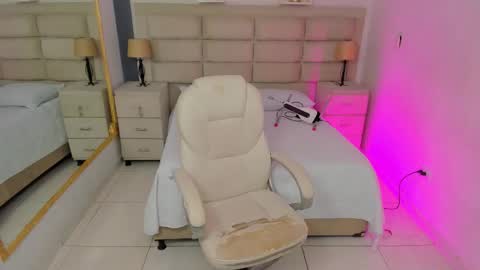 CintiaCollins  online show from November 24, 8:30 pm