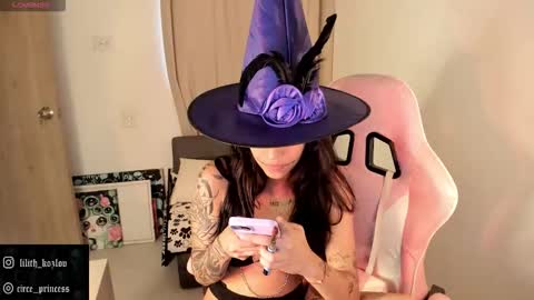 Snapshot of circe_l chatting on October 31, 10:11 pm Paulina online show from October 31, 10:11 pm
