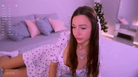 Snapshot of claire_amoure chatting on December 19, 5:36 am Claire online show from December 19, 5:36 am