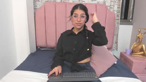 claire aristizabal online show from November 22, 4:33 am