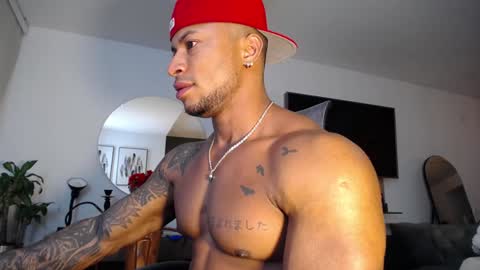 Snapshot of clark_strong chatting on December 23, 9:29 pm clark_strong online show from December 23, 9:29 pm