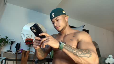 Snapshot of clark_strong chatting on January 12, 10:12 pm clark_strong online show from January 12, 10:12 pm