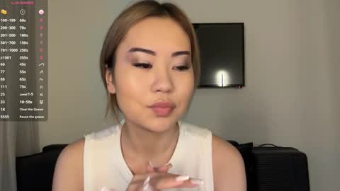 Lili online show from April 4, 1:08 pm