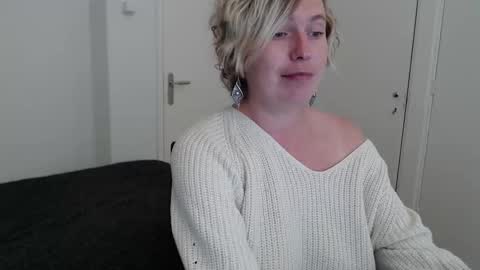 Syl  online show from October 20, 9:04 pm