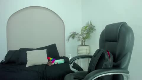 Cloe  online show from December 15, 2:43 pm