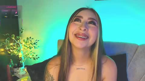 Snapshot of cloe_martinezz_ chatting on April 23, 7:38 pm cloe_martinezz_ online show from April 23, 7:38 pm