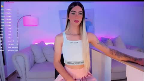 CLOE REMINTON online show from January 18, 7:07 am