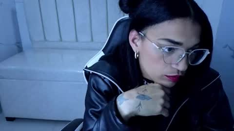 cloee online show from October 18, 3:20 am