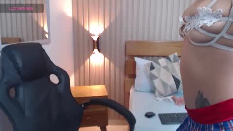 C L O E Y  online show from December 5, 3:37 am