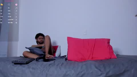 Snapshot of cloudy_pigdude chatting on February 19, 12:57 am CRISTIAN online show from February 19, 12:57 am