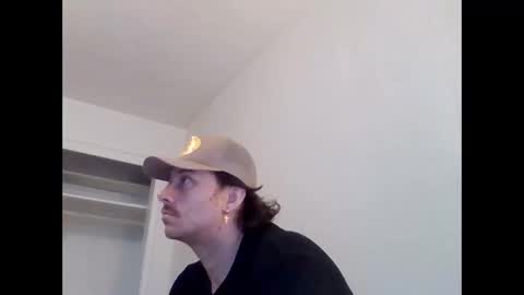 Snapshot of cloudyydayzz chatting on February 22, 10:08 pm tallhungandcloudy online show from February 22, 10:08 pm