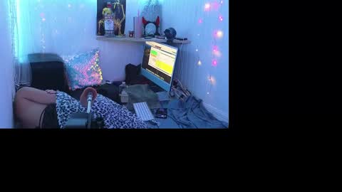 Snapshot of clover51980 chatting on December 23, 10:53 am Clover51980 online show from December 23, 10:53 am