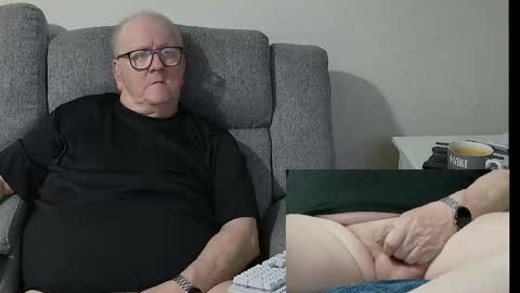 Snapshot of cockneymack51 chatting on September 25, 11:41 pm Charlie. online show from September 25, 11:41 pm