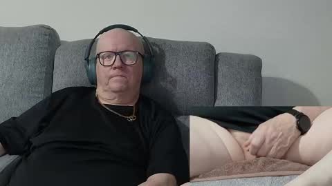 Snapshot of cockneymack51 chatting on November 6, 4:19 pm Charlie. online show from November 6, 4:19 pm