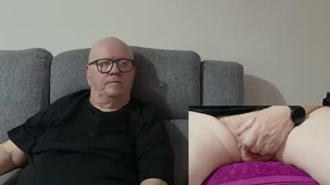 Snapshot of cockneymack51 chatting on November 11, 11:43 am Charlie. online show from November 11, 11:43 am