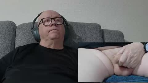 Snapshot of cockneymack51 chatting on February 24, 12:52 am Charlie. online show from February 24, 12:52 am