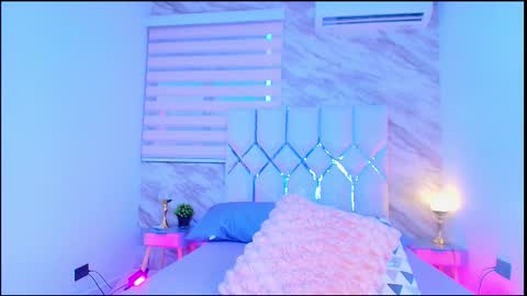 Snapshot of colett_hall chatting on December 14, 11:59 am colett online show from December 14, 11:59 am