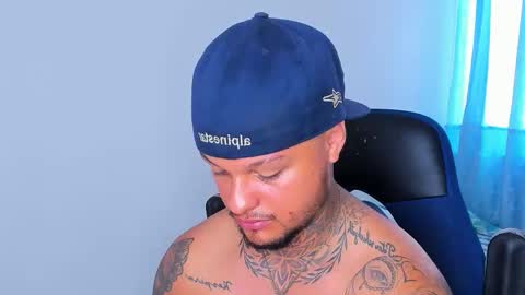 colin_fox1 online show from March 20, 6:35 pm