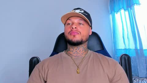 colin_fox1 online show from April 1, 5:54 pm