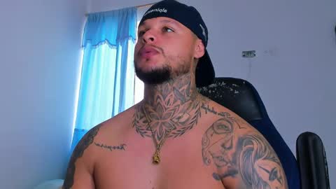 colin_fox1 online show from April 17, 3:37 pm