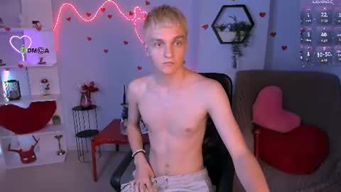 Snapshot of colin_storm chatting on June 19, 10:35 pm colin online show from June 19, 10:35 pm