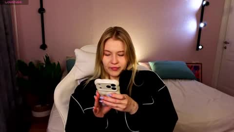 Collen Mon Tue Wed Thu Fri GMT 3 0300am - 0900am  online show from April 12, 4:45 pm