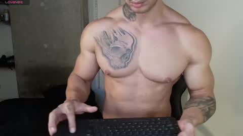 Snapshot of colombianmuscle8 chatting on June 22, 12:56 am colombianmuscle8 online show from June 22, 12:56 am