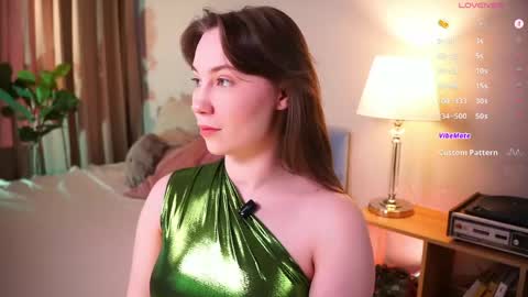 Snapshot of come_in_bed chatting on April 30, 2:01 pm Audrey online show from April 30, 2:01 pm