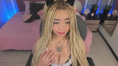 Snapshot of conny_curly chatting on October 2, 2:02 pm Conny online show from October 2, 2:02 pm