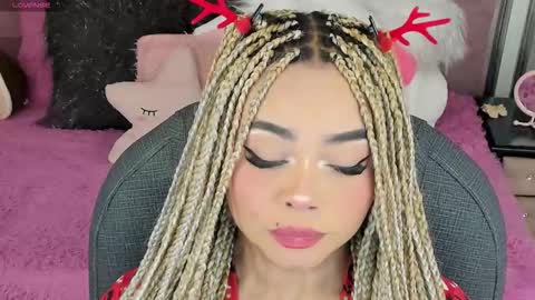 Snapshot of conny_curly chatting on December 14, 1:27 pm Conny online show from December 14, 1:27 pm