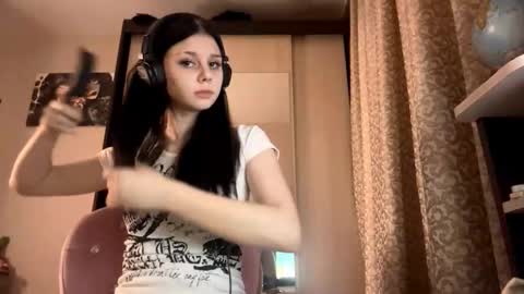 Snapshot of constancefeusier chatting on November 6, 6:09 pm Isabella online show from November 6, 6:09 pm