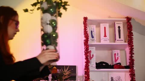 Snapshot of coolteacher chatting on December 31, 9:31 am Ginger The Cringer online show from December 31, 9:31 am