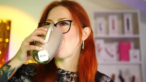 Snapshot of coolteacher chatting on January 16, 10:21 am Ginger The Cringer online show from January 16, 10:21 am