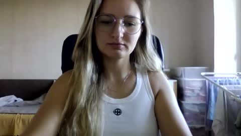 Snapshot of cora_fora chatting on September 12, 7:19 am cora_fora online show from September 12, 7:19 am