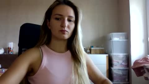 Snapshot of cora_fora chatting on September 17, 8:05 am cora_fora online show from September 17, 8:05 am