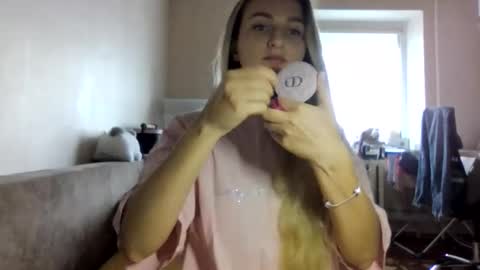 Snapshot of cora_fora chatting on September 18, 11:23 am cora_fora online show from September 18, 11:23 am