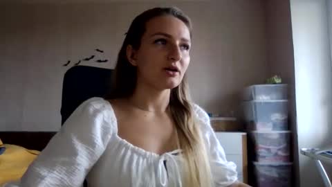 Snapshot of cora_fora chatting on October 3, 9:17 am cora_fora online show from October 3, 9:17 am