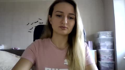 Snapshot of cora_fora chatting on November 4, 10:25 am cora_fora online show from November 4, 10:25 am