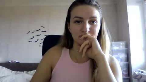 Snapshot of cora_fora chatting on November 5, 10:26 am cora_fora online show from November 5, 10:26 am