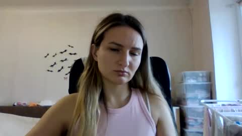 Snapshot of cora_fora chatting on November 6, 12:06 pm cora_fora online show from November 6, 12:06 pm