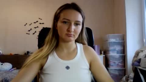 Snapshot of cora_fora chatting on November 12, 12:27 pm cora_fora online show from November 12, 12:27 pm