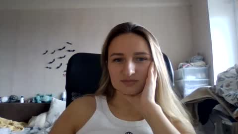 Snapshot of cora_fora chatting on November 25, 11:32 am cora_fora online show from November 25, 11:32 am