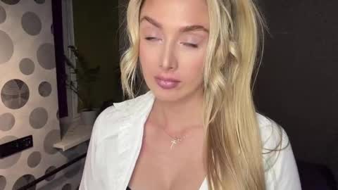 Anny online show from April 17, 4:43 pm