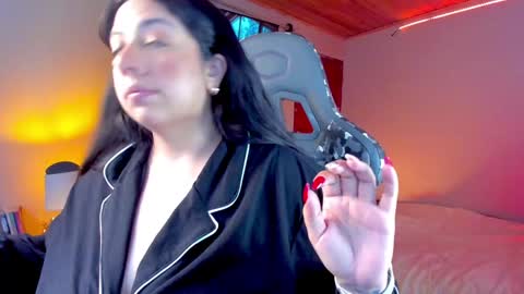Snapshot of coraline_latin chatting on December 21, 10:08 pm Coraline online show from December 21, 10:08 pm
