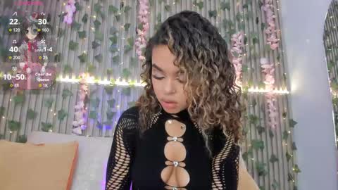 coralineross_ online show from November 15, 11:21 pm