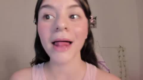 Snapshot of coralinexxx07 chatting on July 28, 11:58 pm Coraline uwu Bienvenidos al dulce mundo de Coraline Hola amores soy Coraline Una chica tierna juguetona online show from July 28, 11:58 pm
