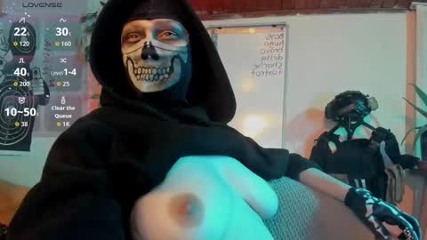 Snapshot of cos_operator chatting on November 25, 8:20 pm cos_operator online show from November 25, 8:20 pm